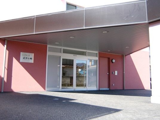 建物正面のエントランス  