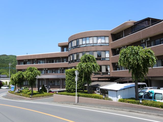 木々に囲まれた建物外観 外観 周囲の自然に溶け込むデザインの施設です。植栽が多く、リラックスした環境で働けます。