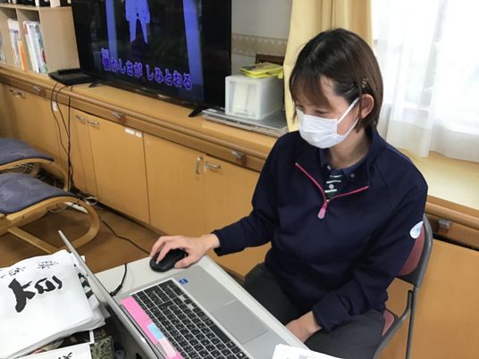 職員が作業に集中する姿勢