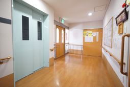 明るい廊下と掲示物