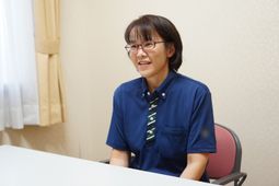 笑顔の女性スタッフ