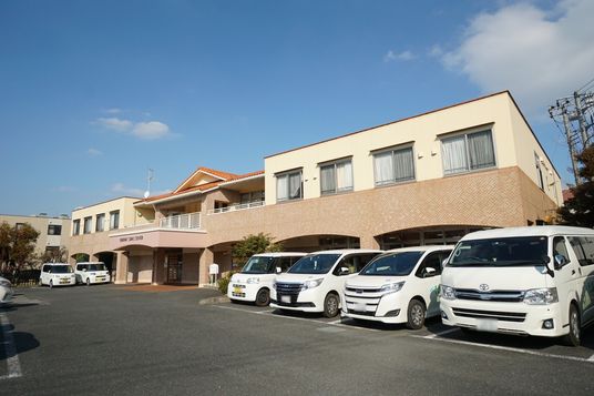 明るい施設の外観