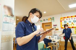 スタッフが記録をとる様子