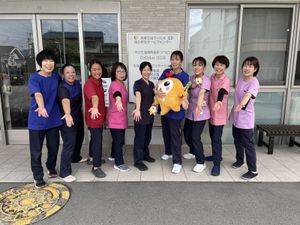 笑顔のスタッフが並ぶ玄関前  