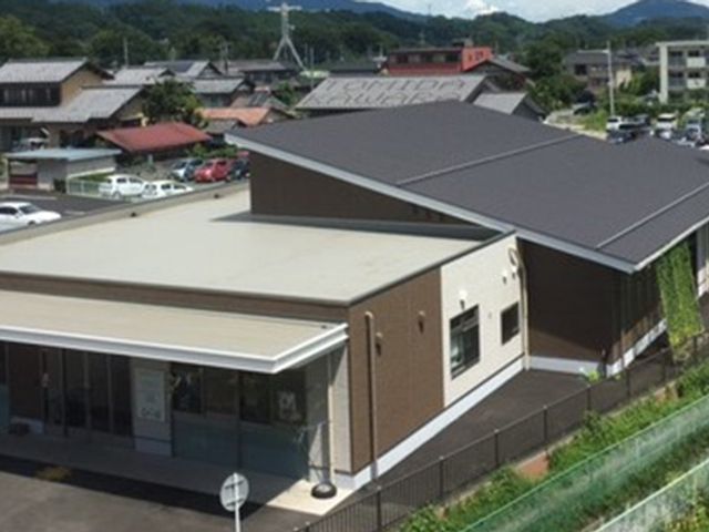 落ち着いた雰囲気の外観 外観 緑豊かなエリアに位置し、静かな環境です。周辺は自然に囲まれています。