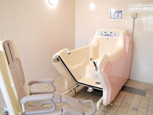 介護用浴室設備 浴室 車椅子でも入浴しやすい設計になっており、安全に使えます。ボタンで使いやすさを考慮しています。