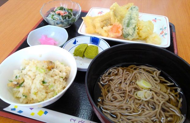 豪華な和食の定食料理