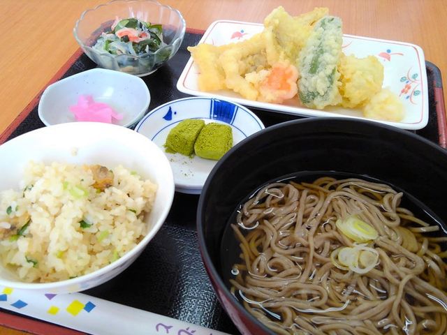 豪華な和食の定食料理 料理 豊かな食材を使った和食の食事です。栄養バランスが考慮され、食べ応えがあります。