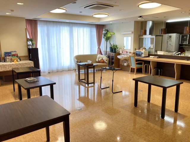 開放感のある集会室 リビング 広々とした集会室は、自然光が差し込む明るい空間です。リラックスできる環境が整っています。