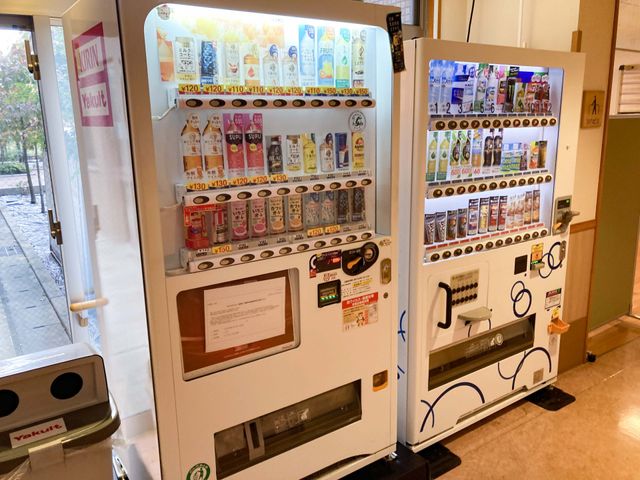 飲み物の自動販売機 廊下 廊下には豊富な種類の飲み物を備えた自動販売機があります。手軽にリフレッシュできます。