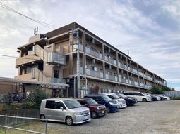 車が並ぶ建物