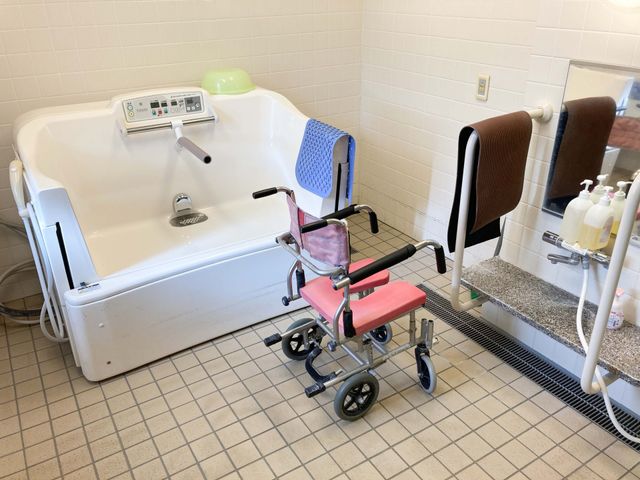 介護用バスルーム 浴室 車椅子利用者にも配慮したバスルームで、快適な入浴が可能です。清潔で整った設備が整えられています。