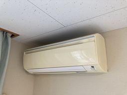 壁に設置されたエアコン