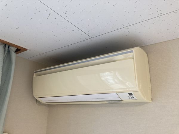 壁に設置されたエアコン
