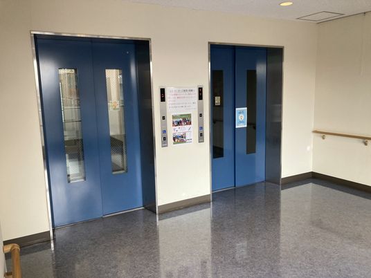 青い扉のエレベーター
