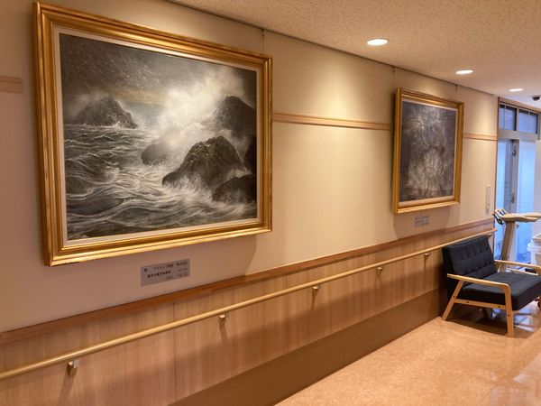 絵画が飾られた廊下