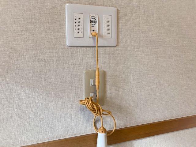 便利な電源コード 居室 居室の電源周りです。コードが整然と設置され、設備が整っています。