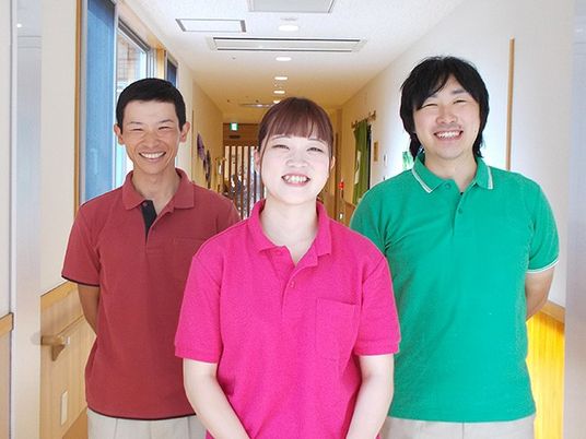 笑顔のスタッフが並ぶ廊下  