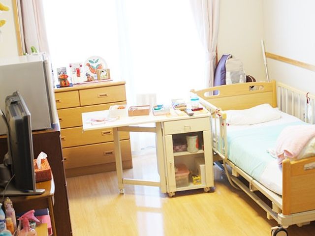 明るい空間の部屋 居室 広々とした居室は、明るい自然光が入る窓が特徴的で、快適な生活空間を提供します。