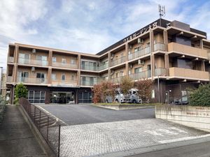 車が停まるエントランス