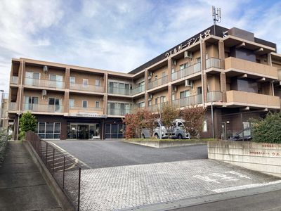 車が停まるエントランス