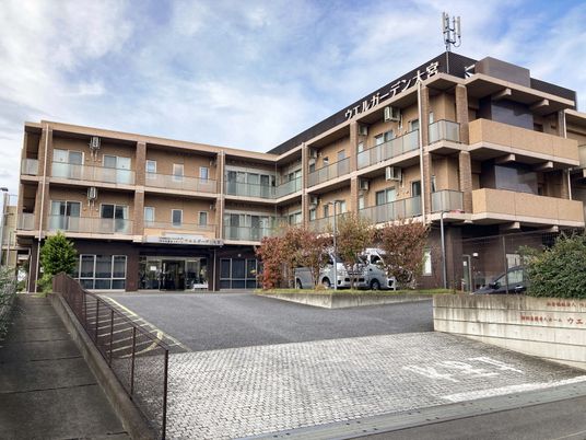 車が停まるエントランス