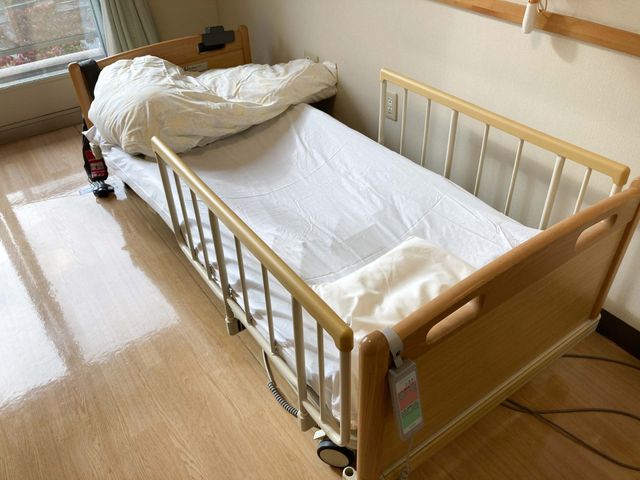 広々とした居室 居室 窓からの自然光が差し込む、静かで落ち着いた空間です。ベッド周りが広く取られています。