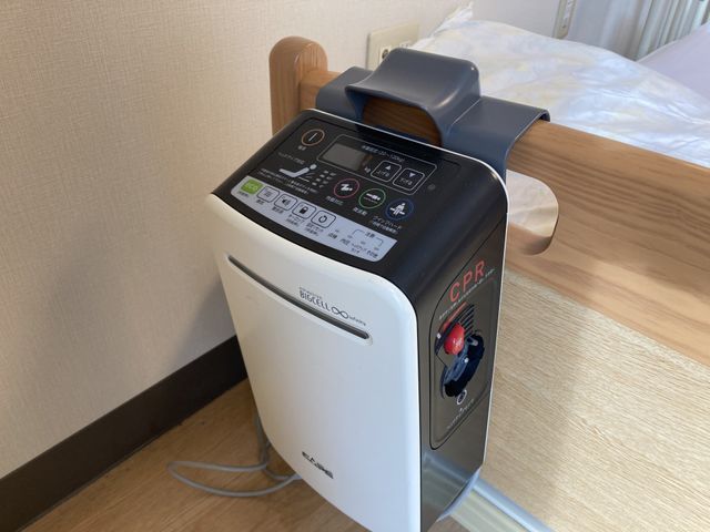 空気清浄機のベッドスペース 居室 部屋には空気清浄機が設置され、快適な環境が整っています。ベッド横での使用に便利です。