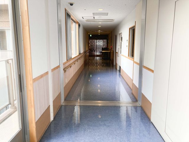 明るい廊下 廊下 広々とした廊下は、自然光が差し込み、安心して移動できます。清潔感があり快適です。