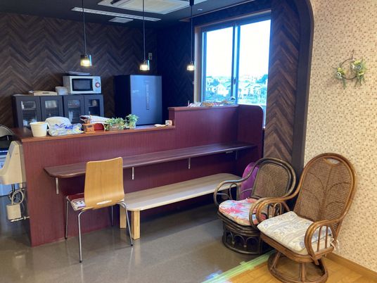 椅子が並んだラウンジ