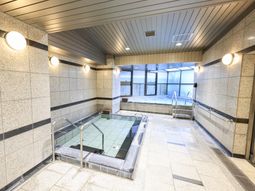 広い浴槽がある浴室