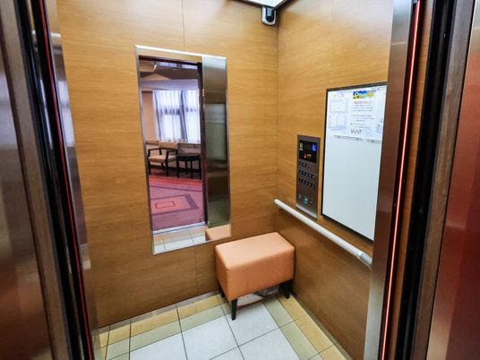 落ち着いた色調のエレベーター