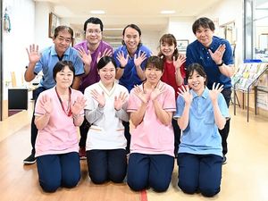 笑顔のスタッフ集合  