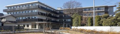 モダンな施設の外観