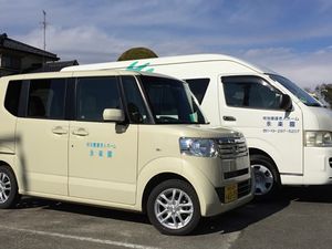 送迎車が並ぶ外観  