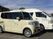 送迎車が並ぶ外観  