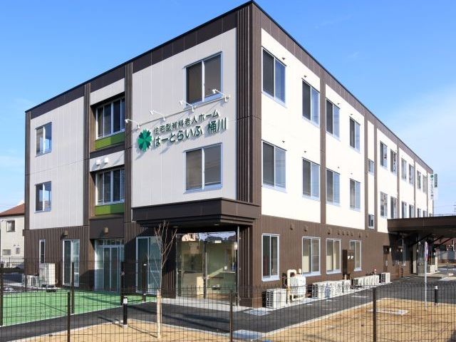 快適そうな施設外観 外観 ゆったりとした広々とした外観です。窓が多く、日差しがたっぷりと差し込む設計になっています。