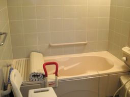 手すり付きバスルーム