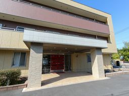 明るいエントランスの外観