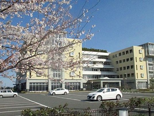 桜越しの施設外観  