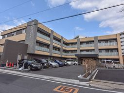 多階層のモダンな建物