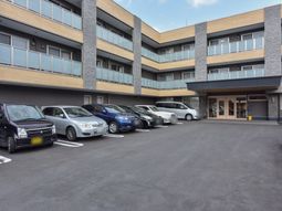 清潔な外観と駐車場