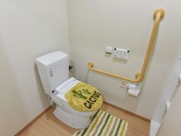 手すり付き清潔なトイレ