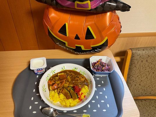 彩り豊かな食事と飾り