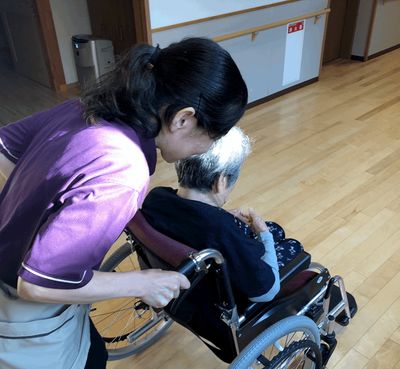 優しい介護の様子廊下