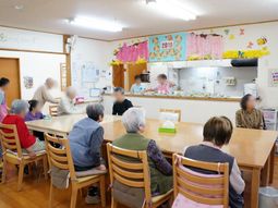 明るい食堂の様子