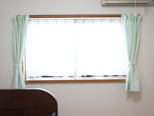 明るい居室の窓辺