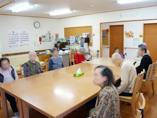 和やかなテーブル交流の場
