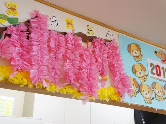 ピンクの花飾りとポスター