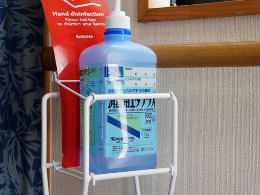 手指消毒剤と案内看板